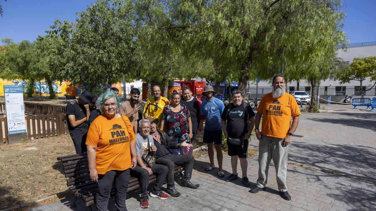 Imagen de integrantes de la PAH junto a residentes de la antigua cárcel de Palma.