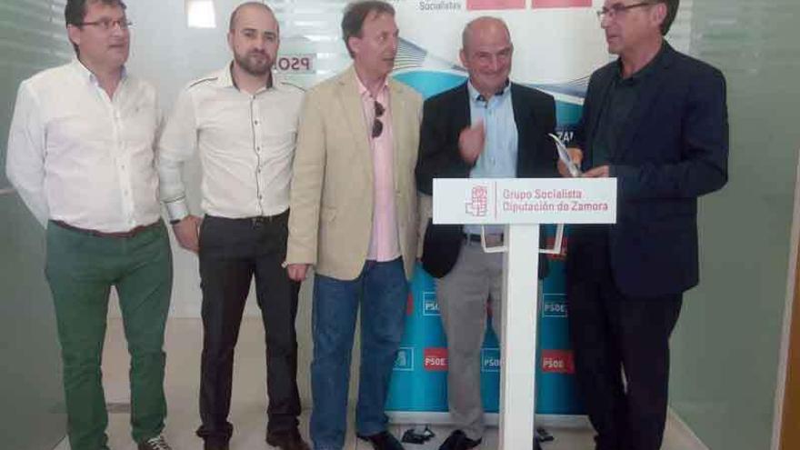 Agustín Santiago, Óscar Coca, Manuel Santiago, José Manuel Prieto y Antonio Puerta explican la denuncia.