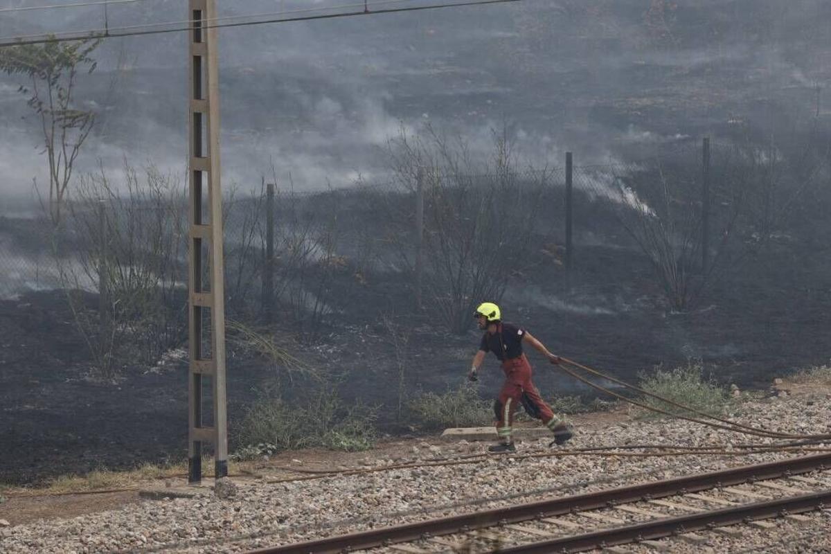Gran incendio en la carretera del Aeropuerto