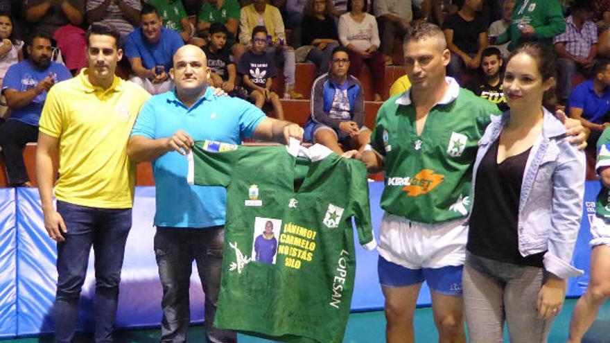 Chucho Lozano promovió la entrega de una camiseta del Estrella.