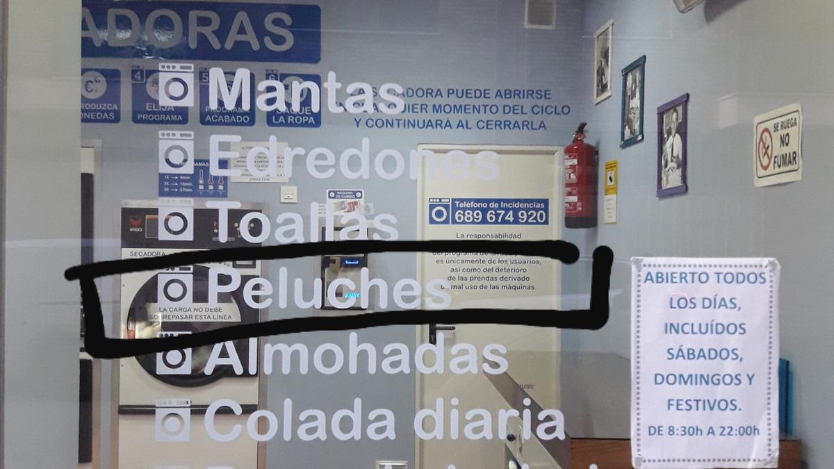 Cristalera de entrada a una lavandería de barrio Cristalera de entrada a una lavandería de barrio