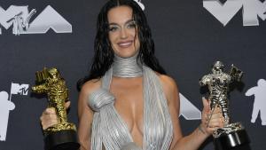 Katy Perry posa en la sala de prensa con el premio Vanguard al video y el premio a la actuación más icónica de los VMAs por Roar durante los MTV Video Music Awards el miércoles 11 de septiembre de 2024, en el UBS Arena en Elmont, Nueva York. 