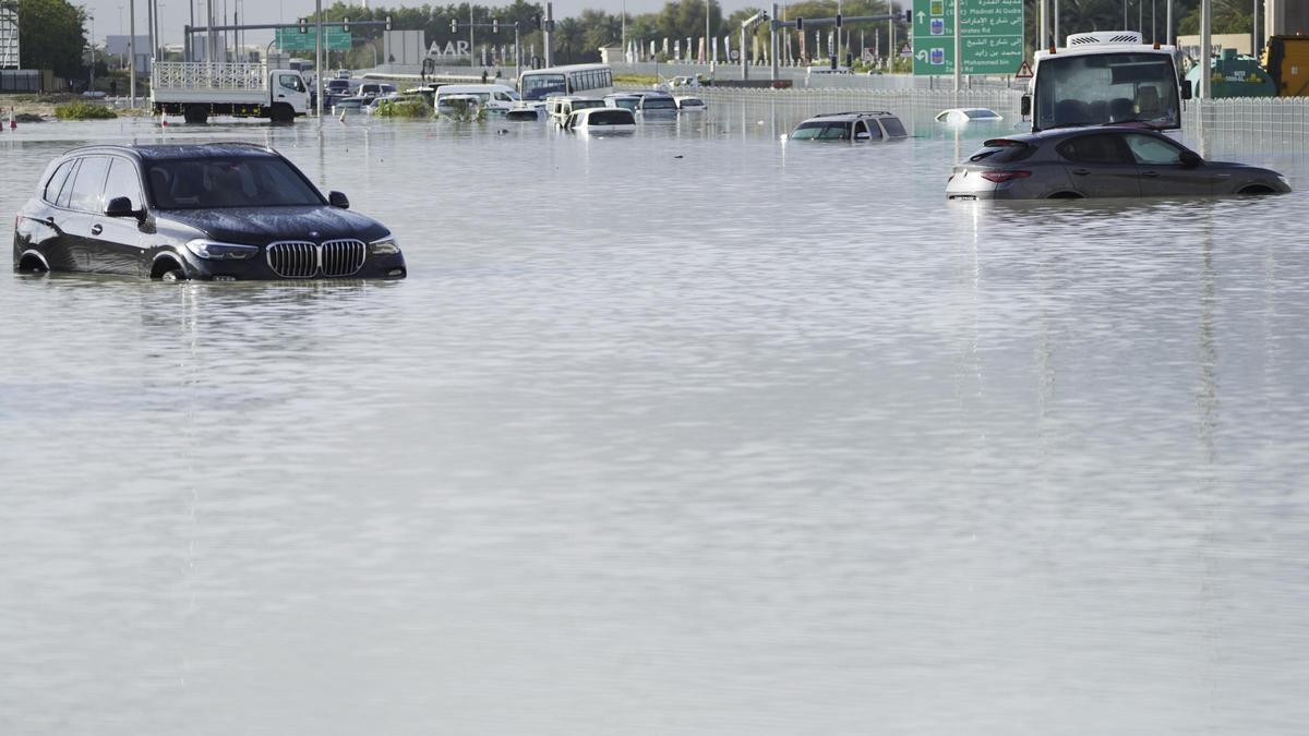 Las inundaciones en Dubai complican la ciudad y obligan a cerrar aeropuertos