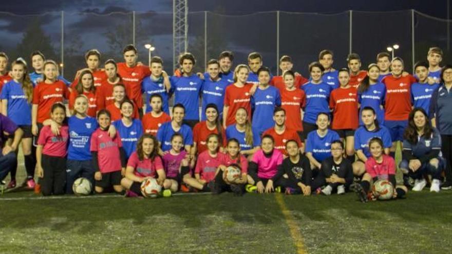 Los participantes en el partido amistoso en el que jugaron chicos y chicas en Picassent.