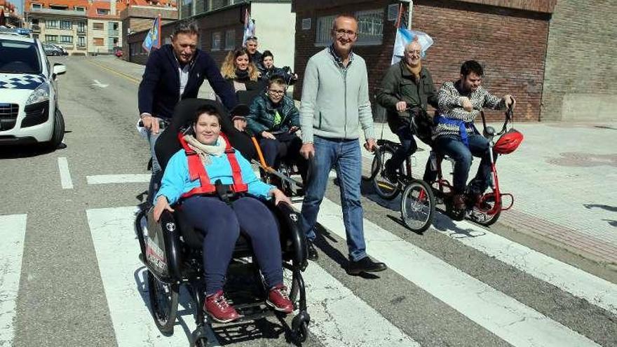 Un momento del entrenamiento con las bicis adaptadas. // M.G. Brea