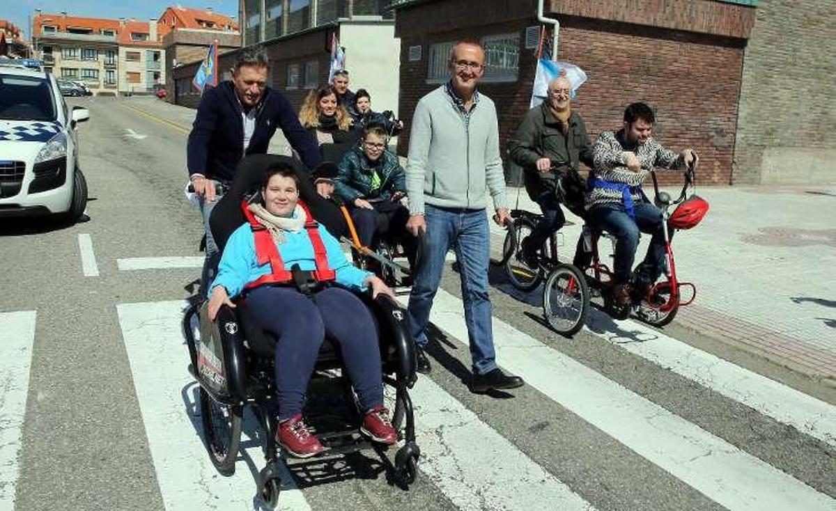 Un momento del entrenamiento con las bicis adaptadas. // M.G. Brea