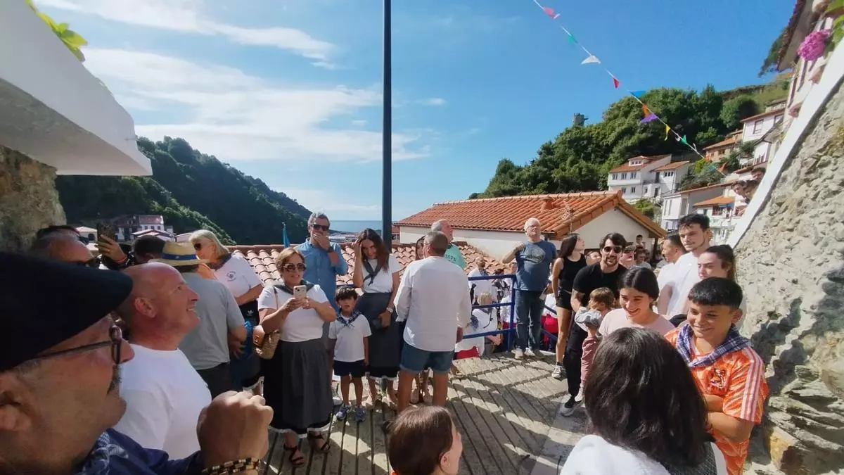 Bautizo pixueto para sesenta en Cudillero: "Cumplo un sueño porque siempre fui la de fuera"