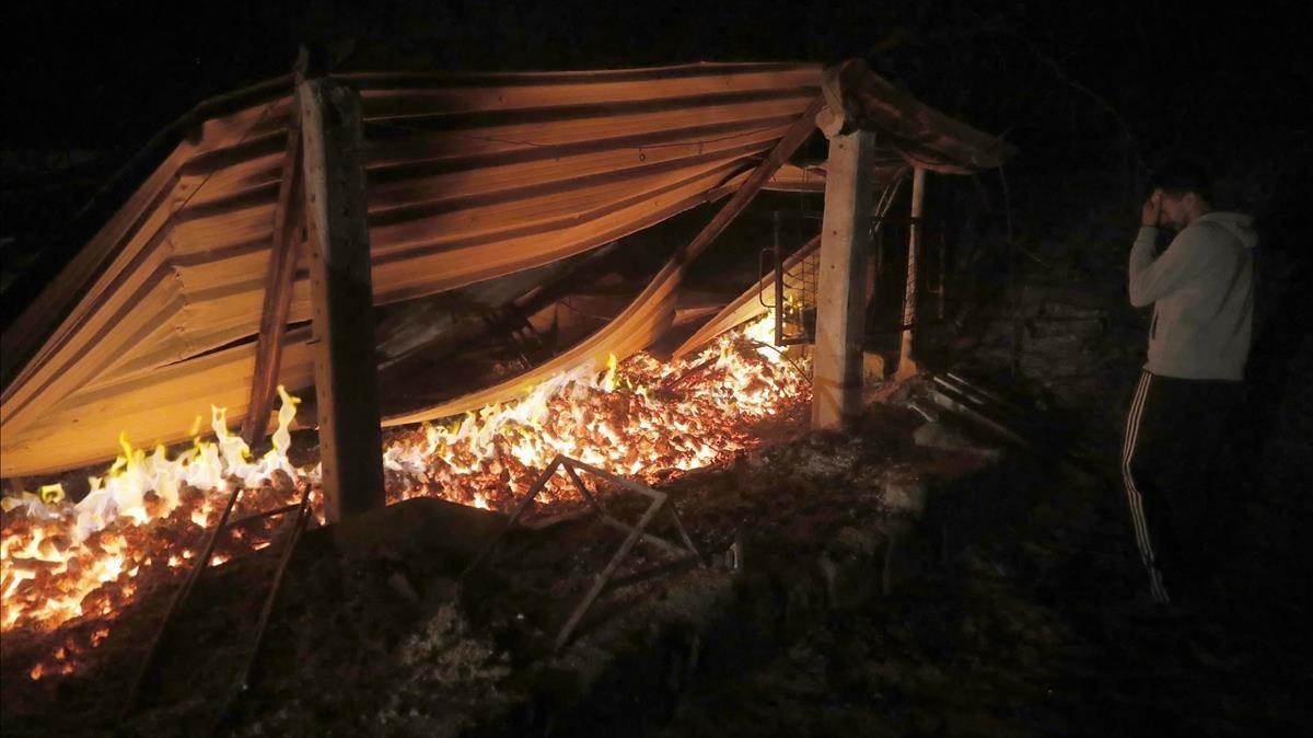 Un vecino observa su almacén calcinado en Chandebrito.