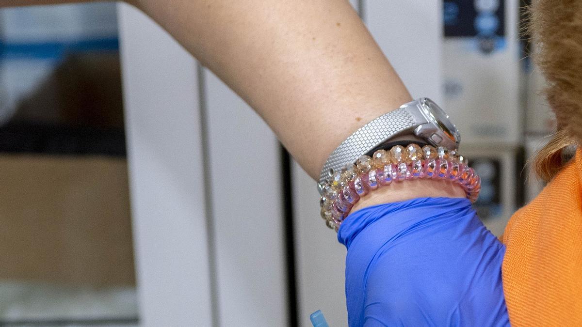 Una mujer se vacuna durante la campaña de vacunación contra la gripe.