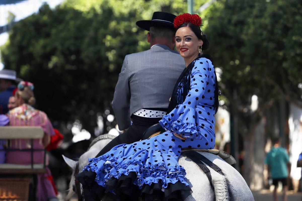 feria-en-el-real-caballistas-y-flamencas-atraen-las-miradas-en-el