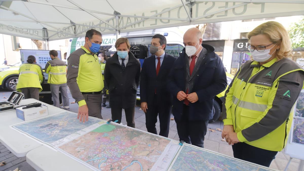 Antonio Repullo, José María Bellido y Antonio Ruiz conversan con un profesional del 112 en la carpa del Bulevar y con Pilar Vinuesa, responsable del 112 en Córdoba.