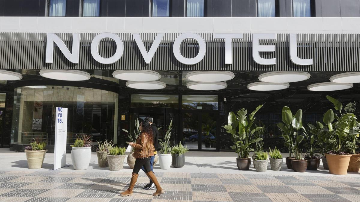 Entrada de l’establiment Novotel, que va obrir les portes en febrer a València