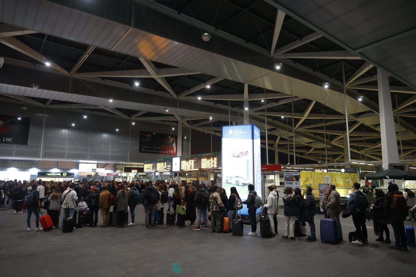 La estación Joaquín Sorolla de València completamente abarrotada