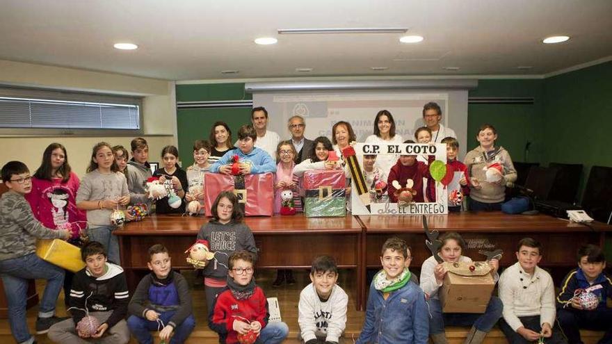 Adornos escolares para el árbol del Hospital del Nalón