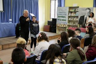 En imágenes: así fue la visita de Víctor Manuel al colegio Aniceto Sela de Mieres