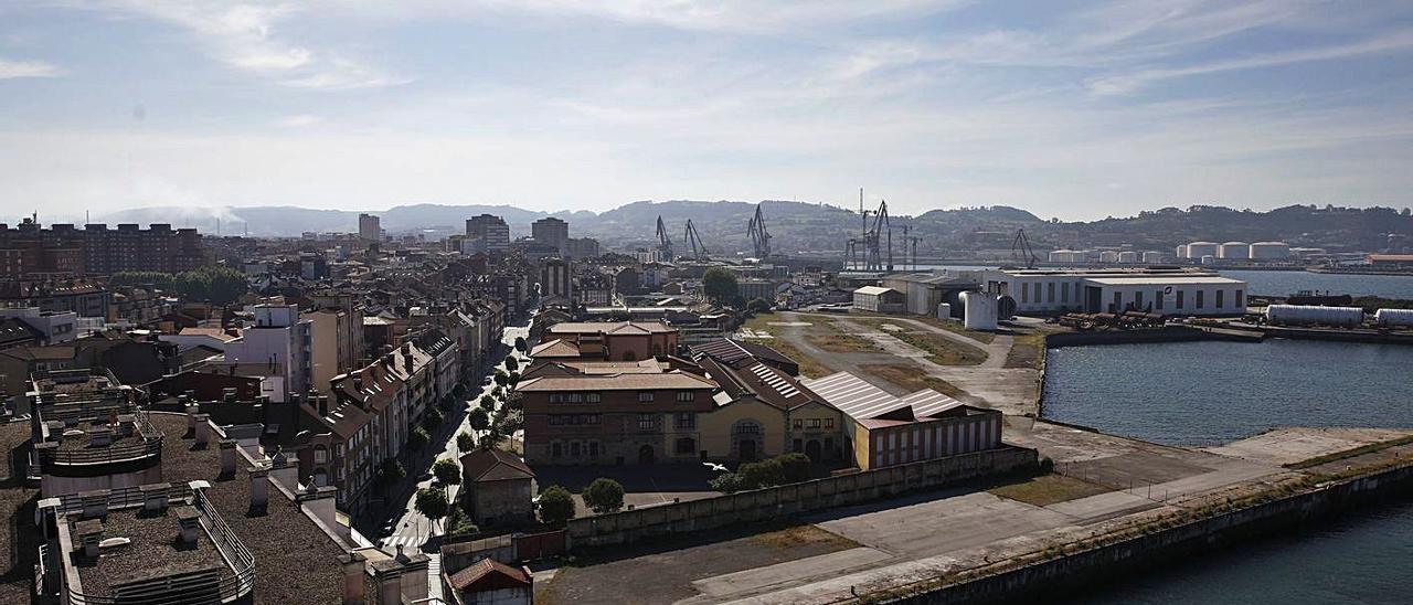 Parte del solar de Naval Gijón y su entorno; en primer término, el antiguo dique del astillero.