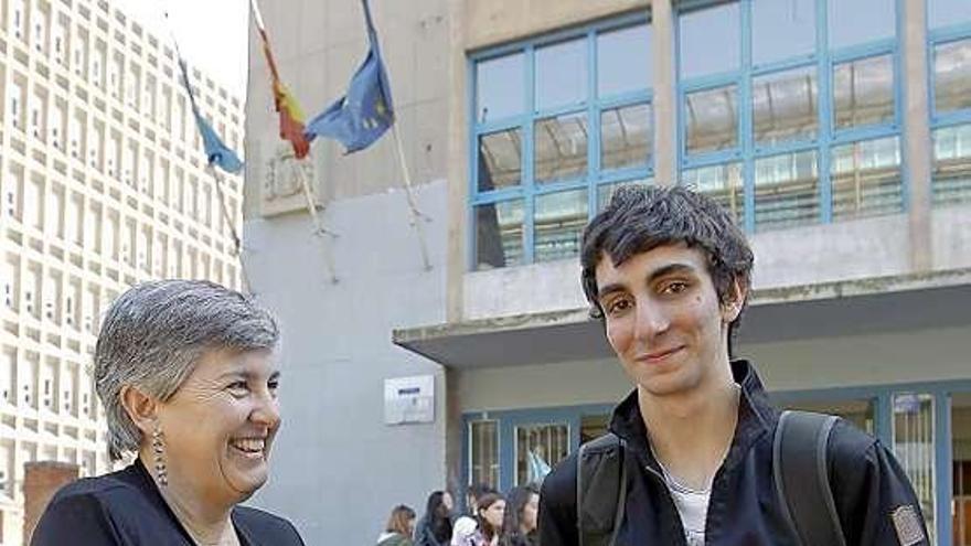 Bruno Rodríguez Meana junto a Concepción Hevia, su profesora de Biología en el Instituto Aramo, ante el centro educativo.