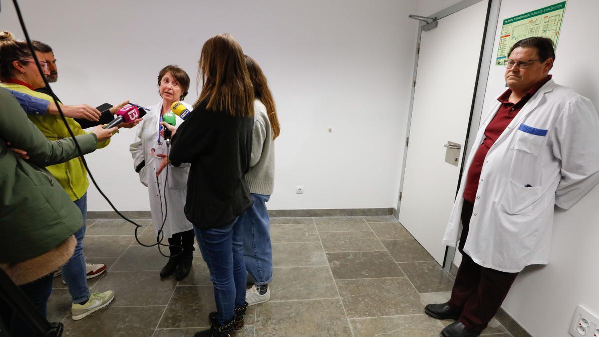 6 de marzo: la directora de Atención Primaria, Violeta Vega, atiende a la prensa mientras el doctor Canet aguarda.