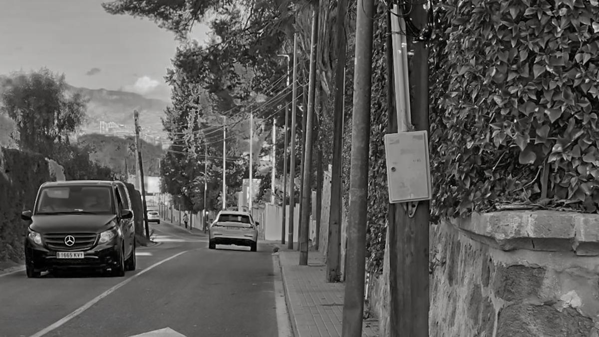 Aceras invadidas por postes eléctricos en las pedanías de La Alberca y Santo Ángel