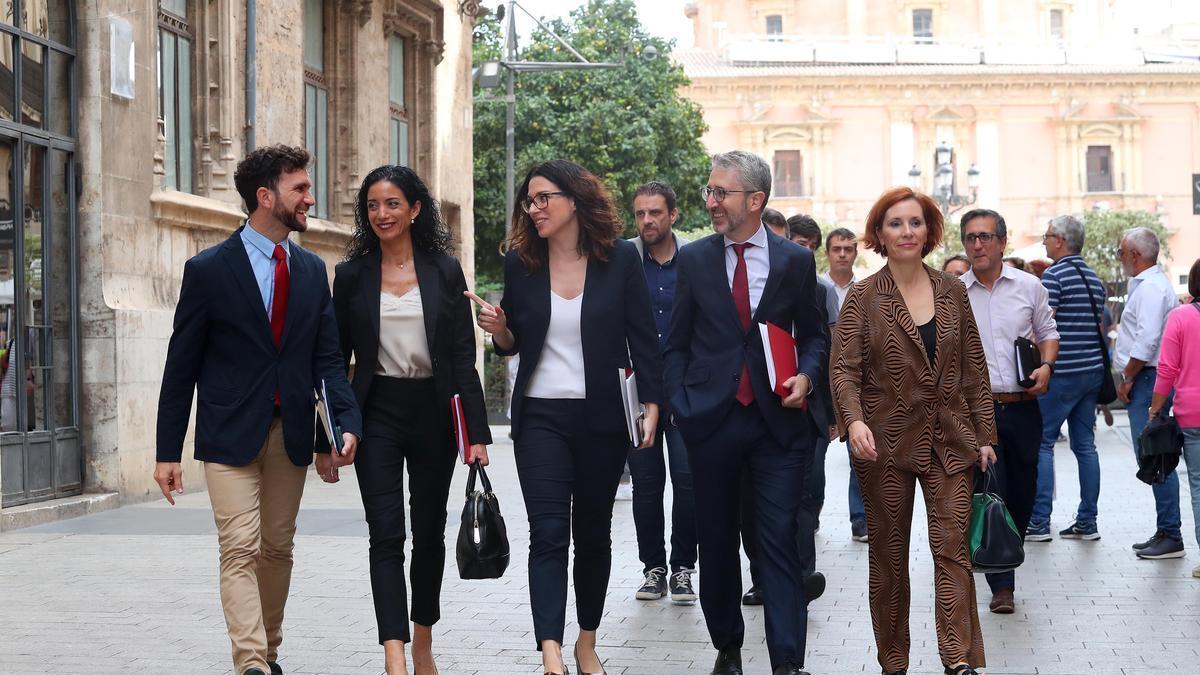 Daniel González, Sonia Díaz, Aitana Mas,    Arcadi España y Eva Martínez antes de la comparecencia en la que fue presentado el proyecto presupuestario de la Generalitat para 2023.