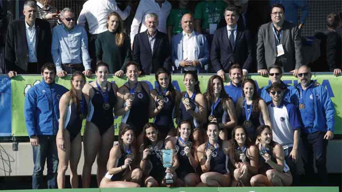 Las jugadoras del CN Sabadell tras ganar la Copa