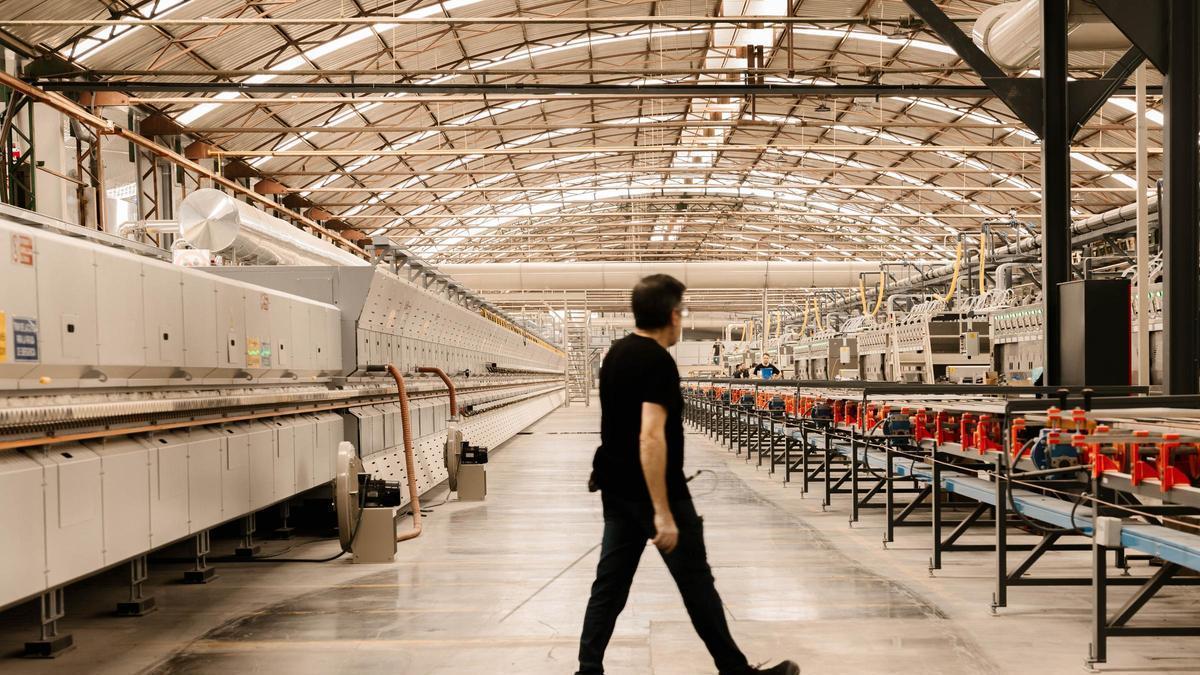 Trabajador en una empresa cerámica.
