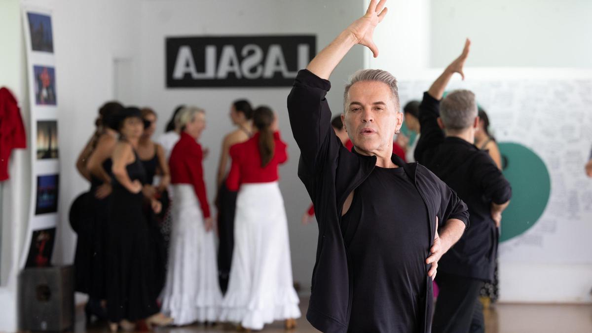 Miguel Barranco, en una clase, en la sede de la Asociación de Vecinos de es Pratet.