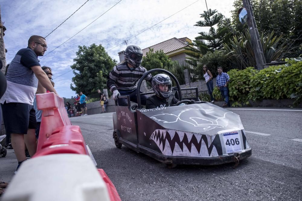 Cincuenta carros de bolas animan a toda velocidad las carreteras de Valladares ante una multitud de espectadores.