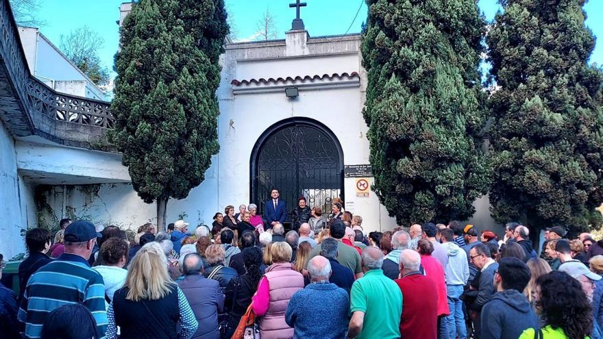 Concentración vecinal a las puertas del cementerio de El Entrego el pasado 14 de marzo.