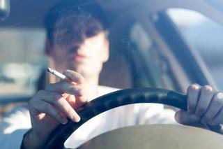 Atención fumadores: esta es la multa a la que te enfrentas si fumas mientras conduces