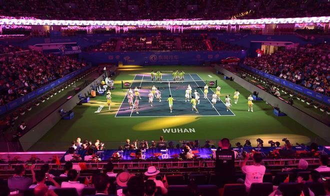 Los artistas durante una ceremonia de apertura para el primer día de acción en el torneo de tenis Wuhan Open en Wuhan.