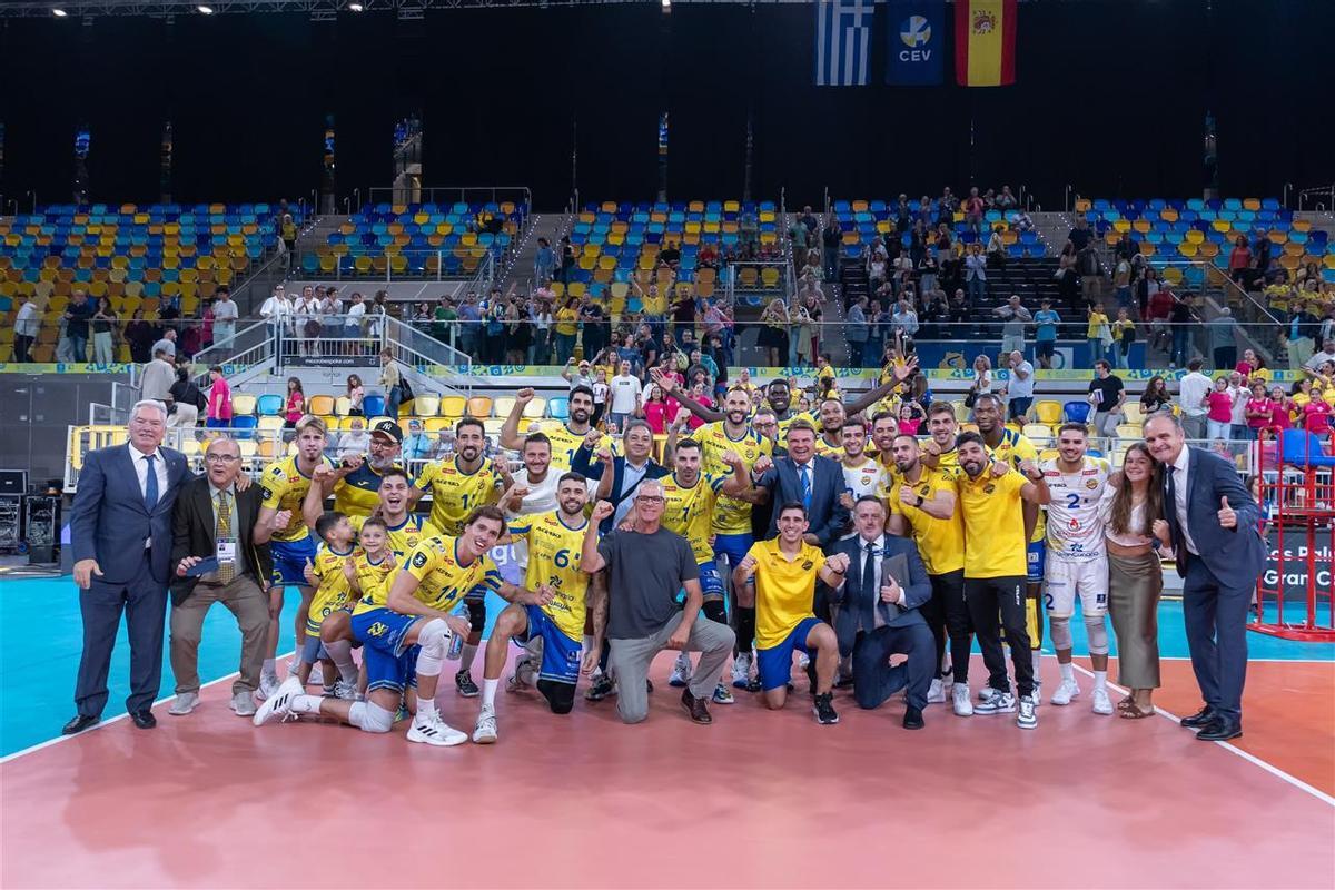 Juan Ruiz, el presidente del Guaguas (1º izd.) celebra junto a la plantilla y familiares, la clasificación para la tercera ronda de la Champions.