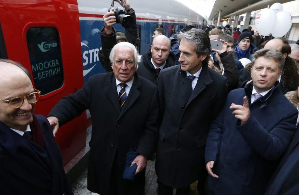 El entonces ministro de Fomento, Íñigo de la Serna, preside el viaje inaugural de un tren Talgo entre Moscú y Berlín en 2016.