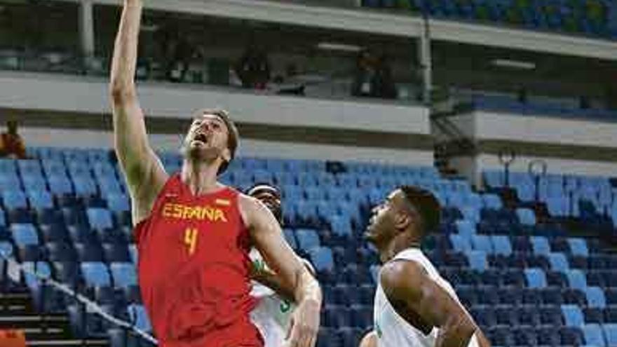 Pau Gasol trata de encestar ante el nigeriano Alade Aminu.