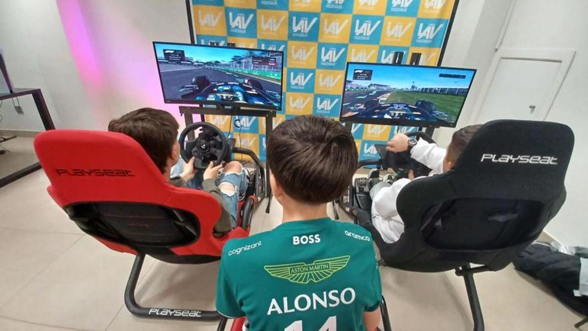 Tres niños, disfrutando de una de las propuestas de la cita.