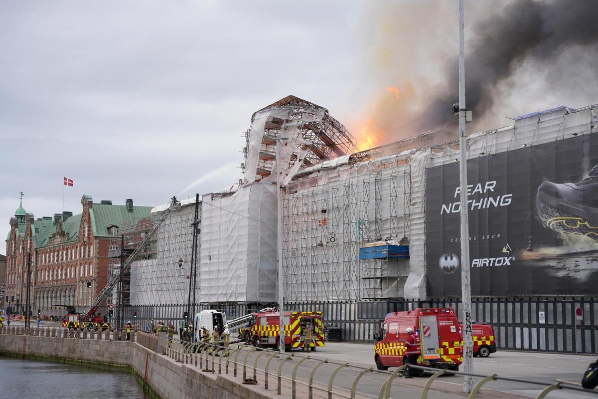 El fuego devora el edificio de la Bolsa de Copenhague