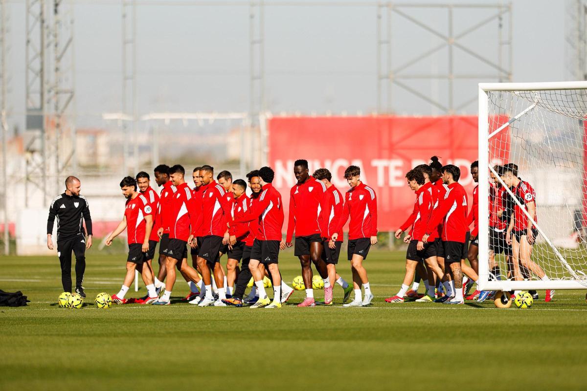 Imagen de grupo de los jugadores del Sevilla Fútbol Club en el entrenamiento en la CD José Ramón Cisneros Palacios de este jueves previo al Barça en el Camp Nou