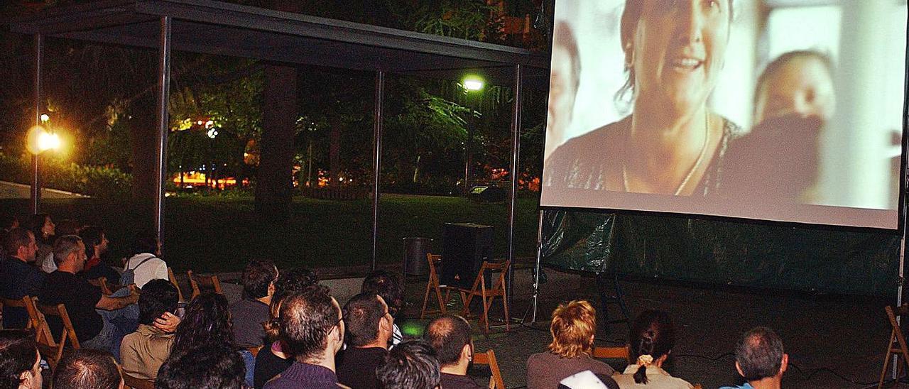 Una antigua proyección de cine de verano en la provincia. |   // I.OSORIO