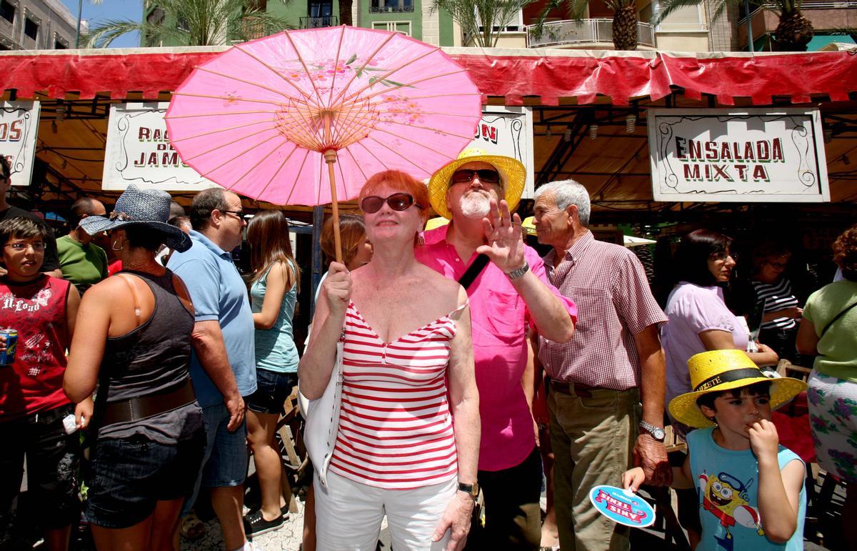 Varias personas disfrutan en un racó del centro de Alicante.