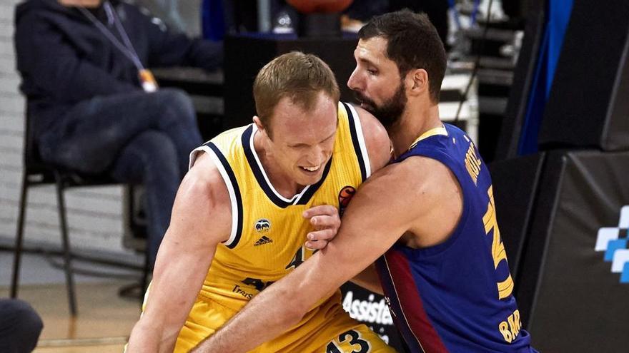 Mirotic, ante Sikma en una acción del partido.