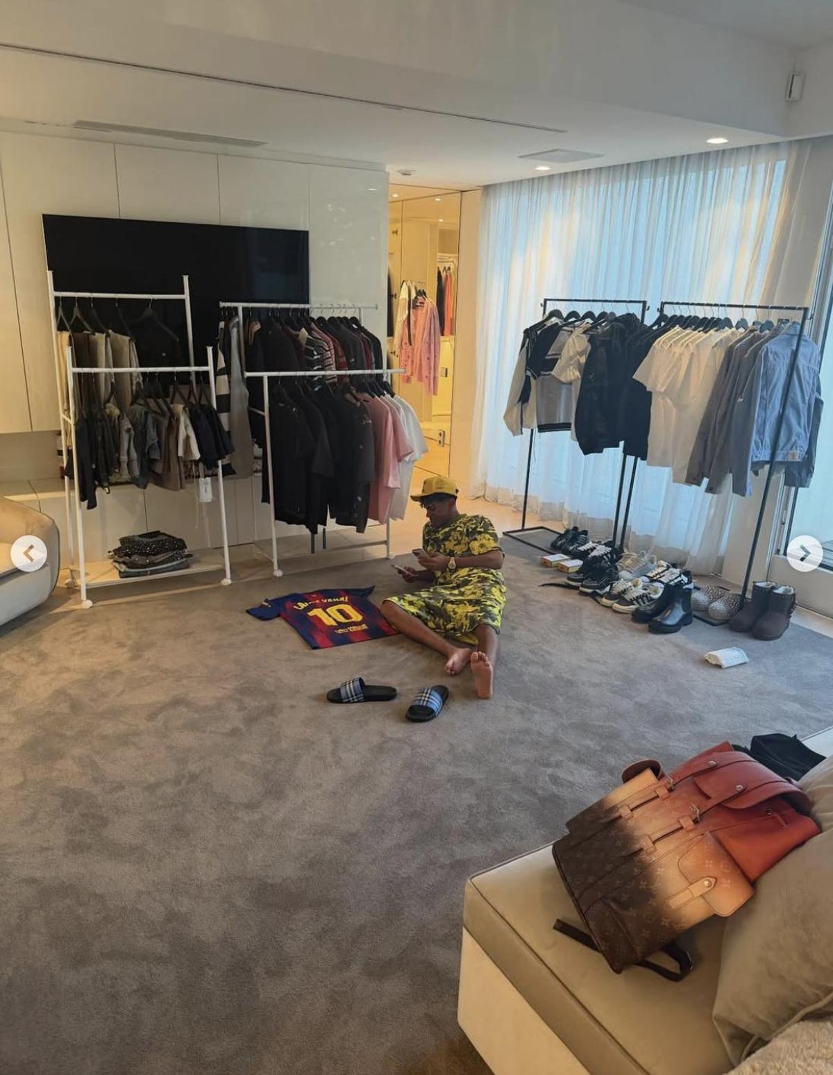 Una de las zonas del vestidor de Lamine Yamal en su casa