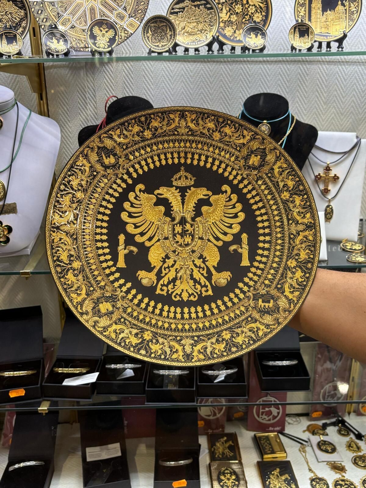 Plato de damasquinado muy similar al que compró la reina Sofía para obsequiar a Lady Di