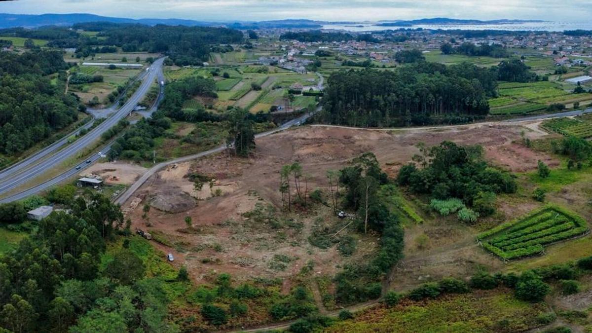 Vista aérea del desmonte y avance de los accesos al parque comercial de Deiro, en Vilanova de Arousa.