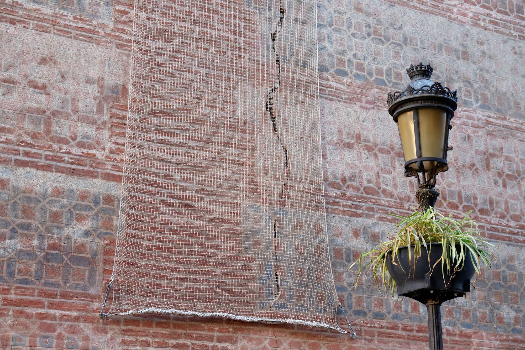 Imágenes de grietas en la iglesia del Sagrario