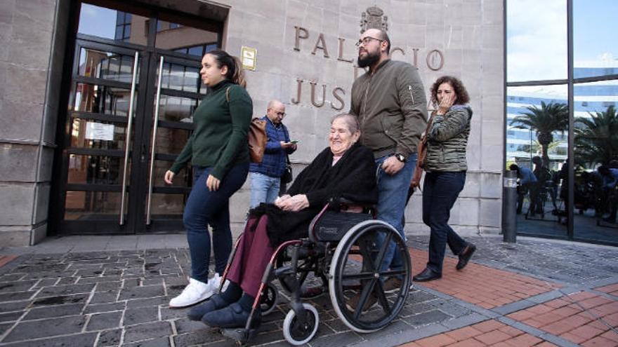 Dolores Rosales asistió al juicio sobre su desahucio el pasado 17 de diciembre en el Palacio de Justicia de Santa Cruz de Tenerife.