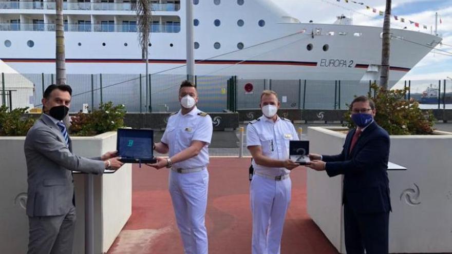 Acto de entrega de metopas por el cambio de puerto base del ‘Europa 2’ en el Puerto de Las Palmas.