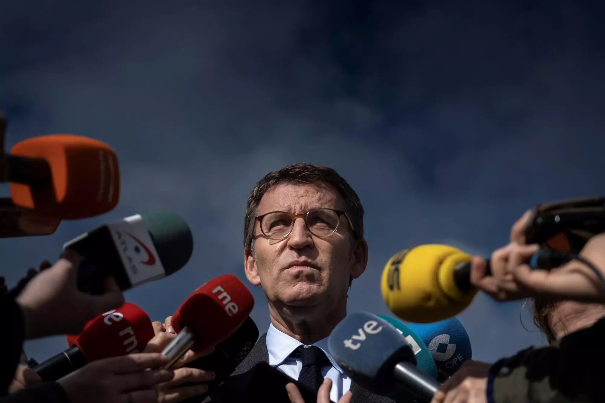 Feijóo insta a Casado a tomar decisiones "complejas" y "urgentes" para sofocar la crisis