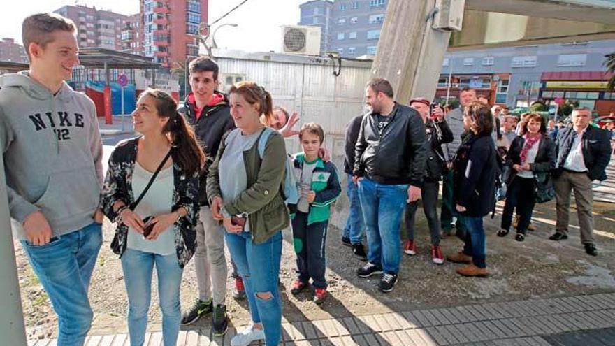 Abonados recogiendo sus invitaciones hoy en Balaídos. // M. G. Brea