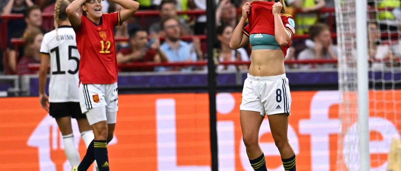 Patri Guijarro y Mariona Caldentey, en un partido con la selección.