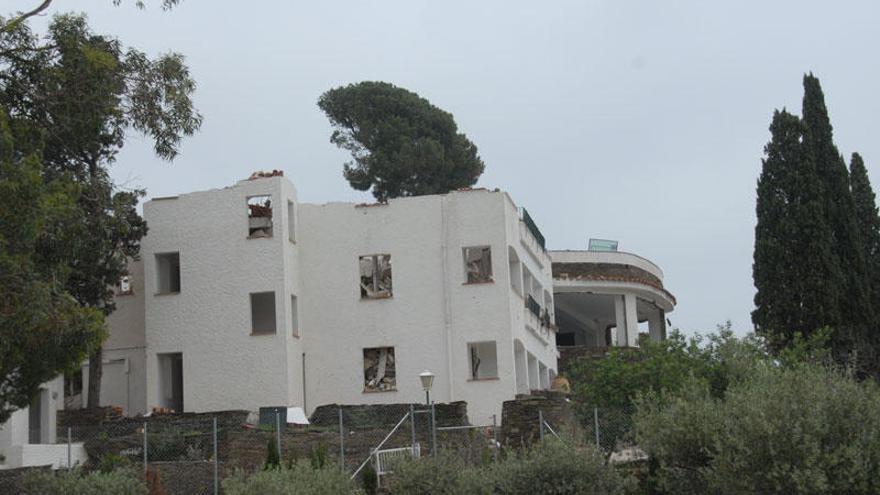 L&#039;edifici del Rocamar durant la demolició.